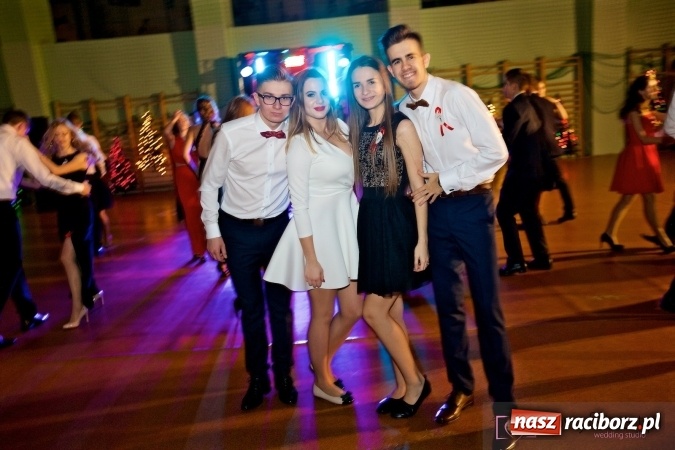 Zdjęcie w galerii na portalu naszraciborz.pl: Raciborskich studniówek czar. Profesjonalna sesja z balu liceum przy ul. Kasprowicza wiadomości z regionu