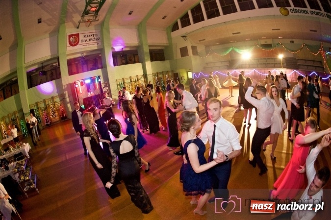 Zdjęcie w galerii na portalu naszraciborz.pl: Raciborskich studniówek czar. Profesjonalna sesja z balu liceum przy ul. Kasprowicza wiadomości z regionu