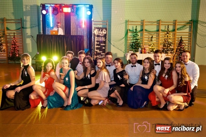 Zdjęcie w galerii na portalu naszraciborz.pl: Raciborskich studniówek czar. Profesjonalna sesja z balu liceum przy ul. Kasprowicza wiadomości z regionu