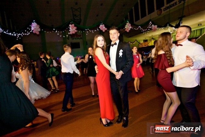 Zdjęcie w galerii na portalu naszraciborz.pl: Raciborskich studniówek czar. Profesjonalna sesja z balu liceum przy ul. Kasprowicza wiadomości z regionu