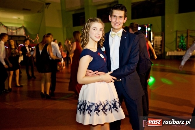 Zdjęcie w galerii na portalu naszraciborz.pl: Raciborskich studniówek czar. Profesjonalna sesja z balu liceum przy ul. Kasprowicza wiadomości z regionu