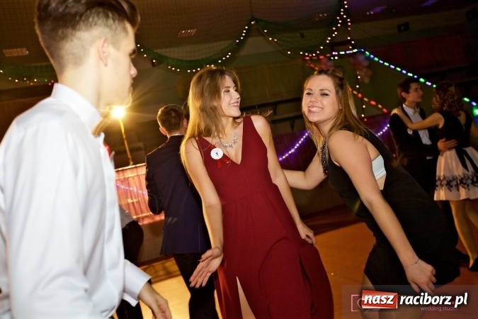 Zdjęcie w galerii na portalu naszraciborz.pl: Raciborskich studniówek czar. Profesjonalna sesja z balu liceum przy ul. Kasprowicza wiadomości z regionu