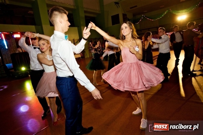 Zdjęcie w galerii na portalu naszraciborz.pl: Raciborskich studniówek czar. Profesjonalna sesja z balu liceum przy ul. Kasprowicza wiadomości z regionu