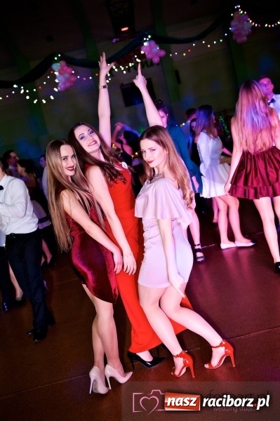 Zdjęcie w galerii na portalu naszraciborz.pl: Raciborskich studniówek czar. Profesjonalna sesja z balu liceum przy ul. Kasprowicza wiadomości z regionu