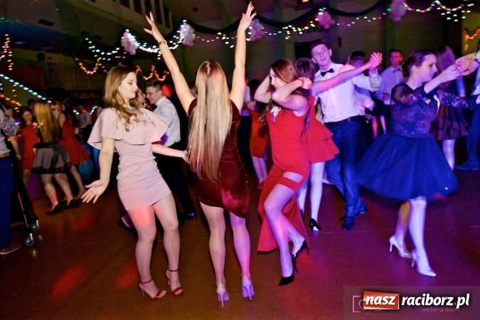 Zdjęcie w galerii na portalu naszraciborz.pl: Raciborskich studniówek czar. Profesjonalna sesja z balu liceum przy ul. Kasprowicza wiadomości z regionu