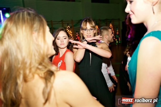 Zdjęcie w galerii na portalu naszraciborz.pl: Raciborskich studniówek czar. Profesjonalna sesja z balu liceum przy ul. Kasprowicza wiadomości z regionu