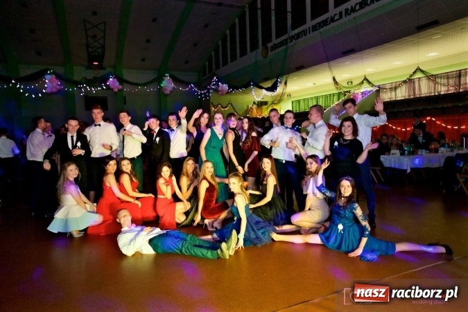 Zdjęcie w galerii na portalu naszraciborz.pl: Raciborskich studniówek czar. Profesjonalna sesja z balu liceum przy ul. Kasprowicza wiadomości z regionu