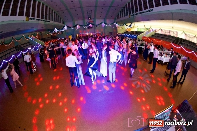 Zdjęcie w galerii na portalu naszraciborz.pl: Raciborskich studniówek czar. Profesjonalna sesja z balu liceum przy ul. Kasprowicza wiadomości z regionu