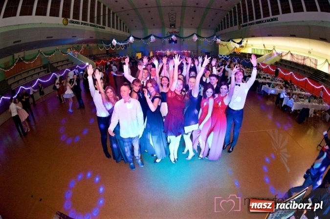 Zdjęcie w galerii na portalu naszraciborz.pl: Raciborskich studniówek czar. Profesjonalna sesja z balu liceum przy ul. Kasprowicza wiadomości z regionu