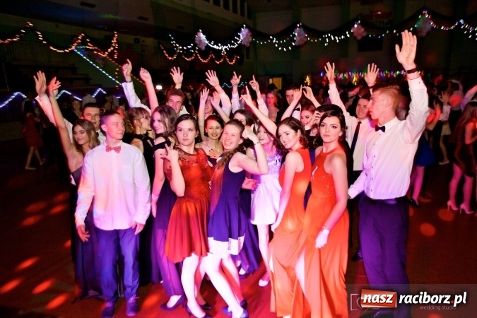 Zdjęcie w galerii na portalu naszraciborz.pl: Raciborskich studniówek czar. Profesjonalna sesja z balu liceum przy ul. Kasprowicza wiadomości z regionu