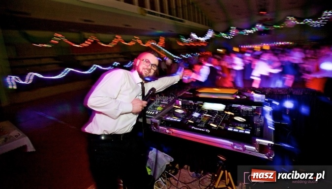 Zdjęcie w galerii na portalu naszraciborz.pl: Raciborskich studniówek czar. Profesjonalna sesja z balu liceum przy ul. Kasprowicza wiadomości z regionu