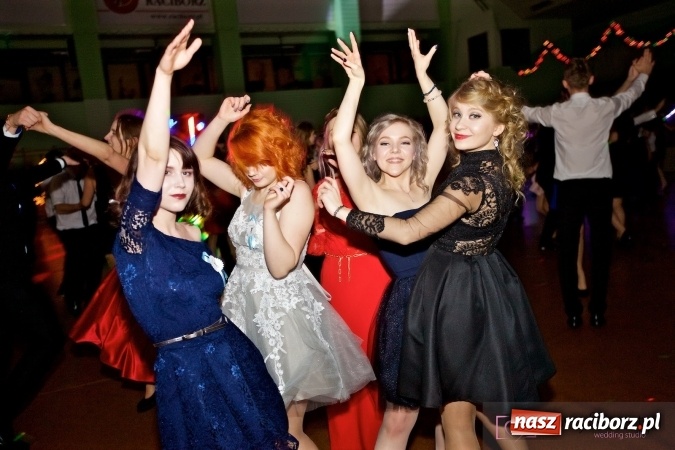 Zdjęcie w galerii na portalu naszraciborz.pl: Raciborskich studniówek czar. Profesjonalna sesja z balu liceum przy ul. Kasprowicza wiadomości z regionu