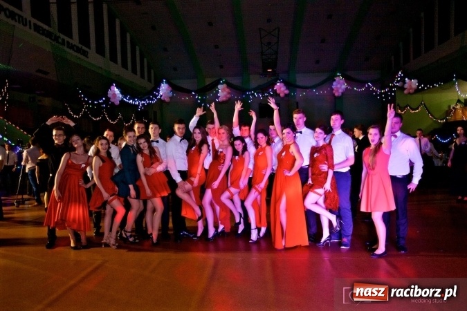 Zdjęcie w galerii na portalu naszraciborz.pl: Raciborskich studniówek czar. Profesjonalna sesja z balu liceum przy ul. Kasprowicza wiadomości z regionu