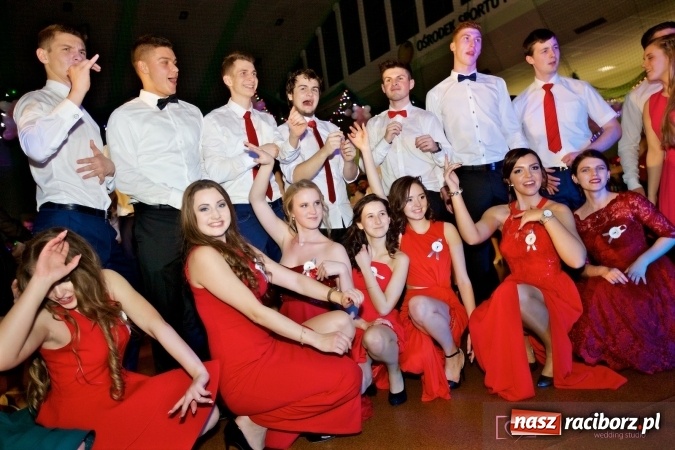 Zdjęcie w galerii na portalu naszraciborz.pl: Raciborskich studniówek czar. Profesjonalna sesja z balu liceum przy ul. Kasprowicza wiadomości z regionu