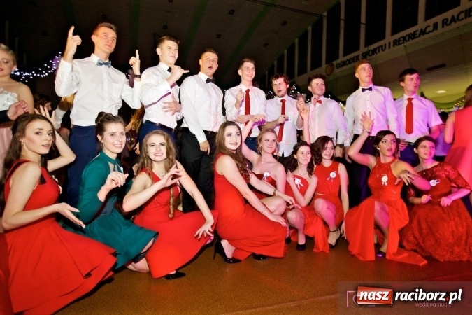 Zdjęcie w galerii na portalu naszraciborz.pl: Raciborskich studniówek czar. Profesjonalna sesja z balu liceum przy ul. Kasprowicza wiadomości z regionu