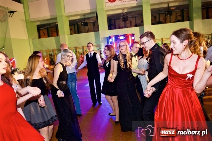 Zdjęcie w galerii na portalu naszraciborz.pl: Raciborskich studniówek czar. Profesjonalna sesja z balu liceum przy ul. Kasprowicza wiadomości z regionu