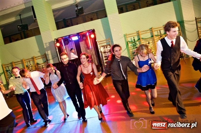 Zdjęcie w galerii na portalu naszraciborz.pl: Raciborskich studniówek czar. Profesjonalna sesja z balu liceum przy ul. Kasprowicza wiadomości z regionu