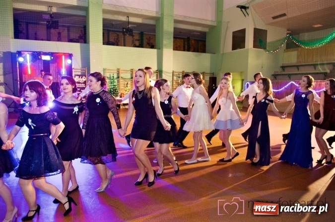 Zdjęcie w galerii na portalu naszraciborz.pl: Raciborskich studniówek czar. Profesjonalna sesja z balu liceum przy ul. Kasprowicza wiadomości z regionu