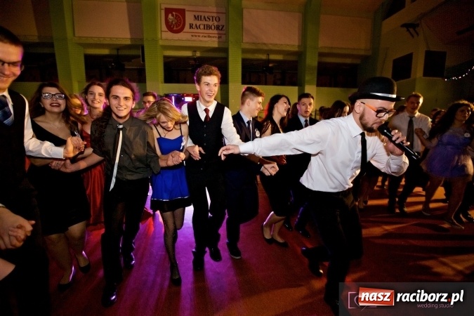 Zdjęcie w galerii na portalu naszraciborz.pl: Raciborskich studniówek czar. Profesjonalna sesja z balu liceum przy ul. Kasprowicza wiadomości z regionu