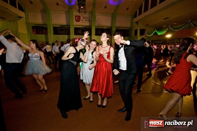 Zdjęcie w galerii na portalu naszraciborz.pl: Raciborskich studniówek czar. Profesjonalna sesja z balu liceum przy ul. Kasprowicza wiadomości z regionu