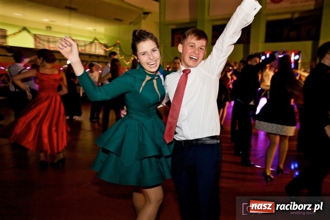 Zdjęcie w galerii na portalu naszraciborz.pl: Raciborskich studniówek czar. Profesjonalna sesja z balu liceum przy ul. Kasprowicza wiadomości z regionu