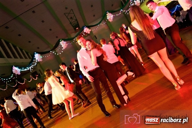 Zdjęcie w galerii na portalu naszraciborz.pl: Raciborskich studniówek czar. Profesjonalna sesja z balu liceum przy ul. Kasprowicza wiadomości z regionu