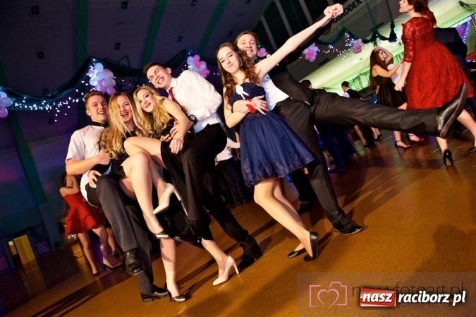 Zdjęcie w galerii na portalu naszraciborz.pl: Raciborskich studniówek czar. Profesjonalna sesja z balu liceum przy ul. Kasprowicza wiadomości z regionu