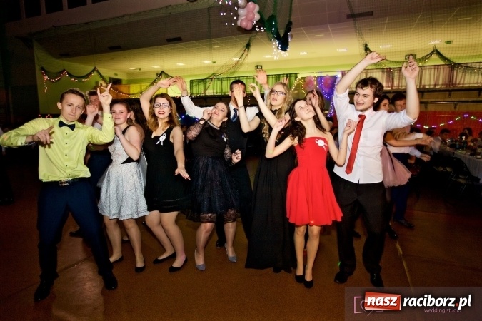 Zdjęcie w galerii na portalu naszraciborz.pl: Raciborskich studniówek czar. Profesjonalna sesja z balu liceum przy ul. Kasprowicza wiadomości z regionu