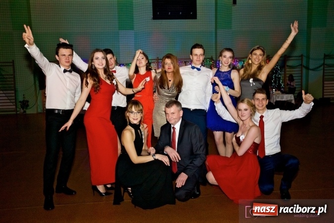 Zdjęcie w galerii na portalu naszraciborz.pl: Raciborskich studniówek czar. Profesjonalna sesja z balu liceum przy ul. Kasprowicza wiadomości z regionu