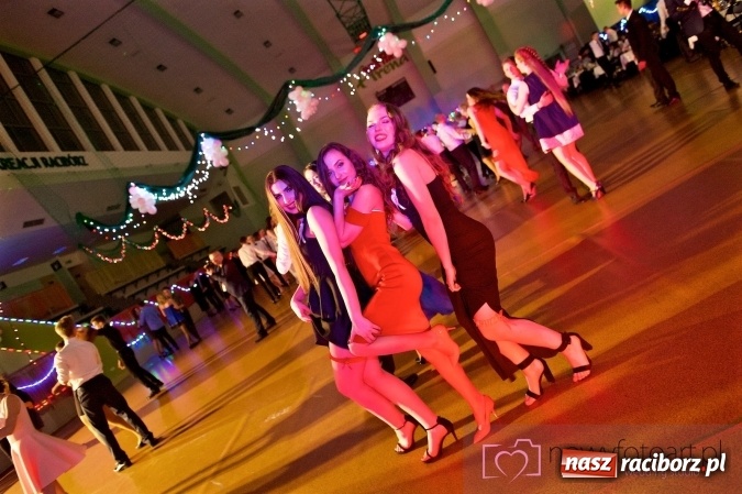 Zdjęcie w galerii na portalu naszraciborz.pl: Raciborskich studniówek czar. Profesjonalna sesja z balu liceum przy ul. Kasprowicza wiadomości z regionu