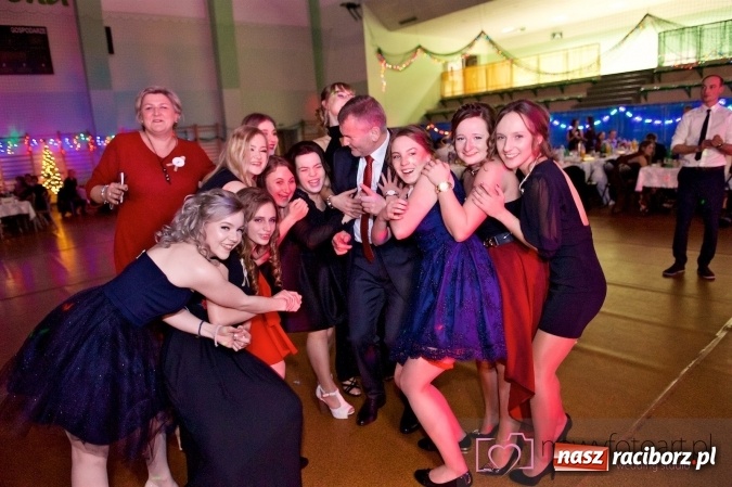 Zdjęcie w galerii na portalu naszraciborz.pl: Raciborskich studniówek czar. Profesjonalna sesja z balu liceum przy ul. Kasprowicza wiadomości z regionu