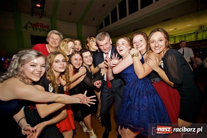 Zdjęcie w galerii na portalu naszraciborz.pl: Raciborskich studniówek czar. Profesjonalna sesja z balu liceum przy ul. Kasprowicza wiadomości z regionu