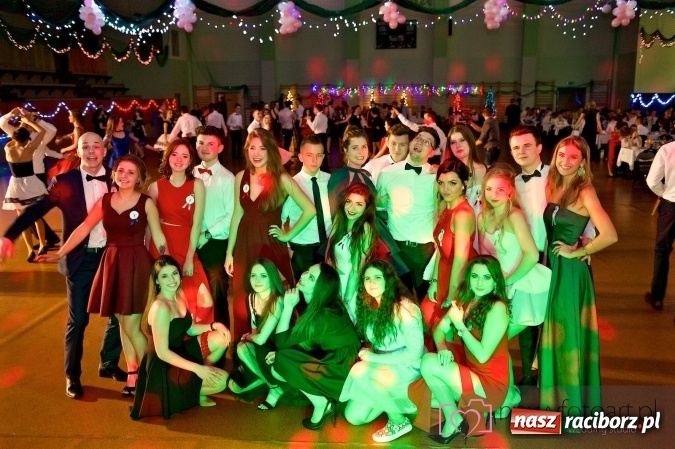 Zdjęcie w galerii na portalu naszraciborz.pl: Raciborskich studniówek czar. Profesjonalna sesja z balu liceum przy ul. Kasprowicza wiadomości z regionu