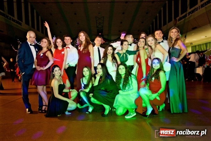 Zdjęcie w galerii na portalu naszraciborz.pl: Raciborskich studniówek czar. Profesjonalna sesja z balu liceum przy ul. Kasprowicza wiadomości z regionu