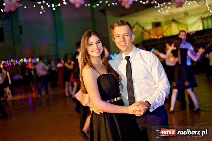 Zdjęcie w galerii na portalu naszraciborz.pl: Raciborskich studniówek czar. Profesjonalna sesja z balu liceum przy ul. Kasprowicza wiadomości z regionu