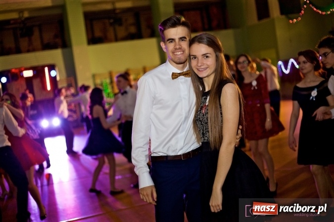 Zdjęcie w galerii na portalu naszraciborz.pl: Raciborskich studniówek czar. Profesjonalna sesja z balu liceum przy ul. Kasprowicza wiadomości z regionu