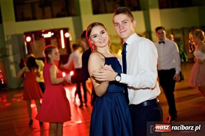 Zdjęcie w galerii na portalu naszraciborz.pl: Raciborskich studniówek czar. Profesjonalna sesja z balu liceum przy ul. Kasprowicza wiadomości z regionu
