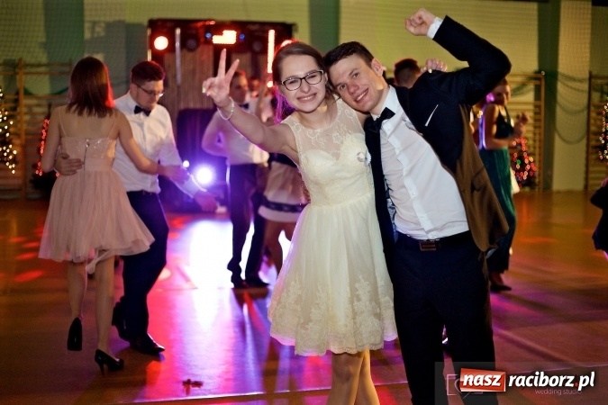 Zdjęcie w galerii na portalu naszraciborz.pl: Raciborskich studniówek czar. Profesjonalna sesja z balu liceum przy ul. Kasprowicza wiadomości z regionu