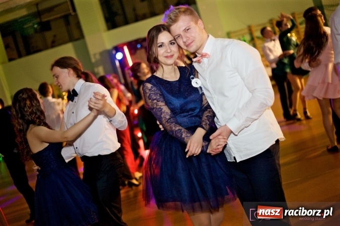 Zdjęcie w galerii na portalu naszraciborz.pl: Raciborskich studniówek czar. Profesjonalna sesja z balu liceum przy ul. Kasprowicza wiadomości z regionu