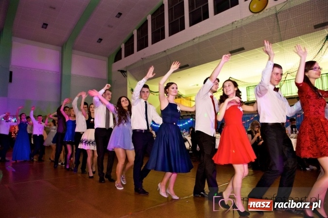 Zdjęcie w galerii na portalu naszraciborz.pl: Raciborskich studniówek czar. Profesjonalna sesja z balu liceum przy ul. Kasprowicza wiadomości z regionu