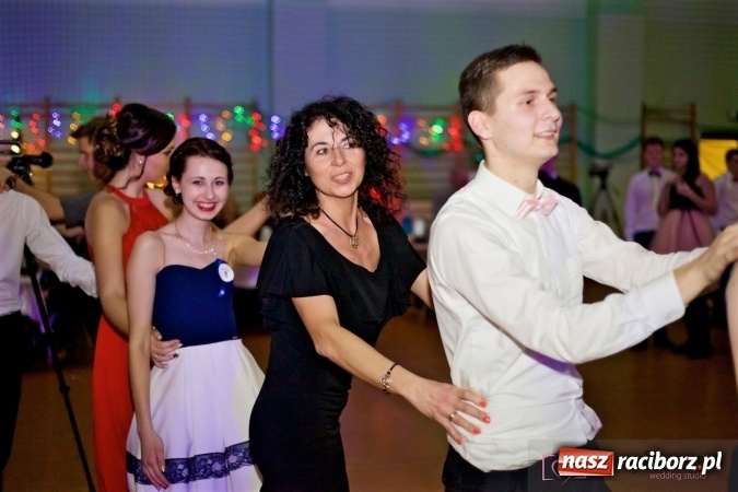 Zdjęcie w galerii na portalu naszraciborz.pl: Raciborskich studniówek czar. Profesjonalna sesja z balu liceum przy ul. Kasprowicza wiadomości z regionu