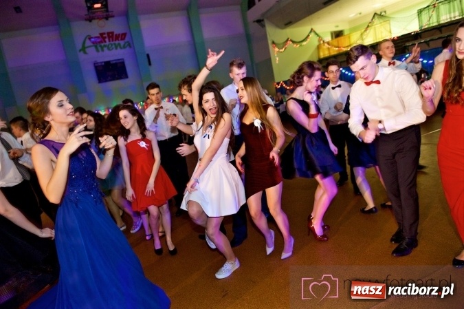 Zdjęcie w galerii na portalu naszraciborz.pl: Raciborskich studniówek czar. Profesjonalna sesja z balu liceum przy ul. Kasprowicza wiadomości z regionu