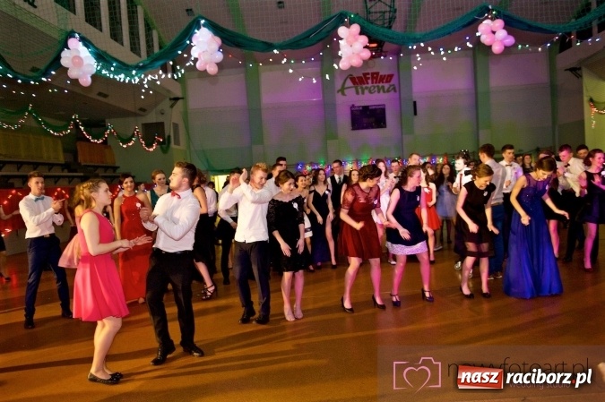 Zdjęcie w galerii na portalu naszraciborz.pl: Raciborskich studniówek czar. Profesjonalna sesja z balu liceum przy ul. Kasprowicza wiadomości z regionu