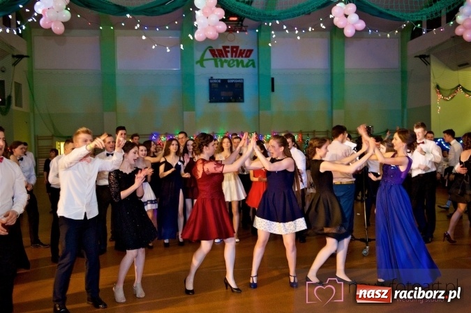 Zdjęcie w galerii na portalu naszraciborz.pl: Raciborskich studniówek czar. Profesjonalna sesja z balu liceum przy ul. Kasprowicza wiadomości z regionu