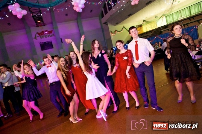 Zdjęcie w galerii na portalu naszraciborz.pl: Raciborskich studniówek czar. Profesjonalna sesja z balu liceum przy ul. Kasprowicza wiadomości z regionu