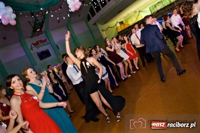 Zdjęcie w galerii na portalu naszraciborz.pl: Raciborskich studniówek czar. Profesjonalna sesja z balu liceum przy ul. Kasprowicza wiadomości z regionu