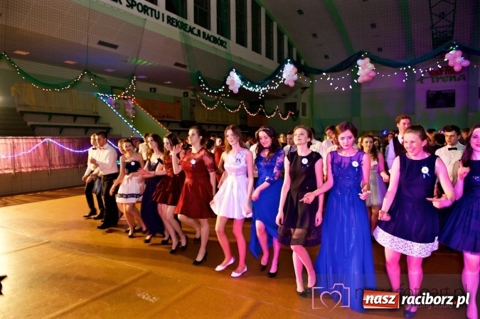 Zdjęcie w galerii na portalu naszraciborz.pl: Raciborskich studniówek czar. Profesjonalna sesja z balu liceum przy ul. Kasprowicza wiadomości z regionu