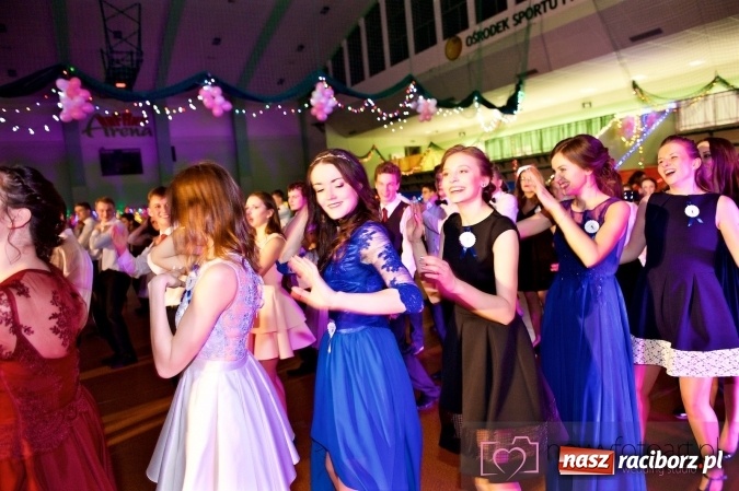 Zdjęcie w galerii na portalu naszraciborz.pl: Raciborskich studniówek czar. Profesjonalna sesja z balu liceum przy ul. Kasprowicza wiadomości z regionu