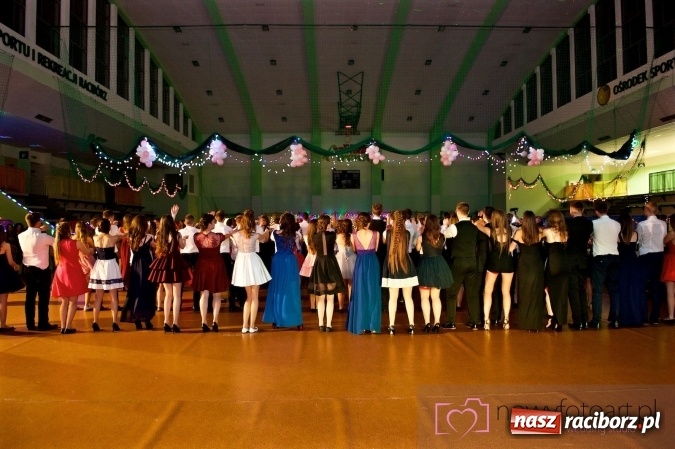 Zdjęcie w galerii na portalu naszraciborz.pl: Raciborskich studniówek czar. Profesjonalna sesja z balu liceum przy ul. Kasprowicza wiadomości z regionu