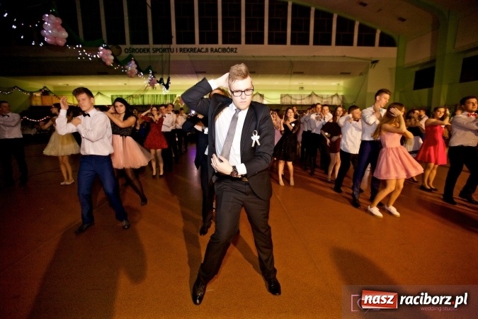 Zdjęcie w galerii na portalu naszraciborz.pl: Raciborskich studniówek czar. Profesjonalna sesja z balu liceum przy ul. Kasprowicza wiadomości z regionu